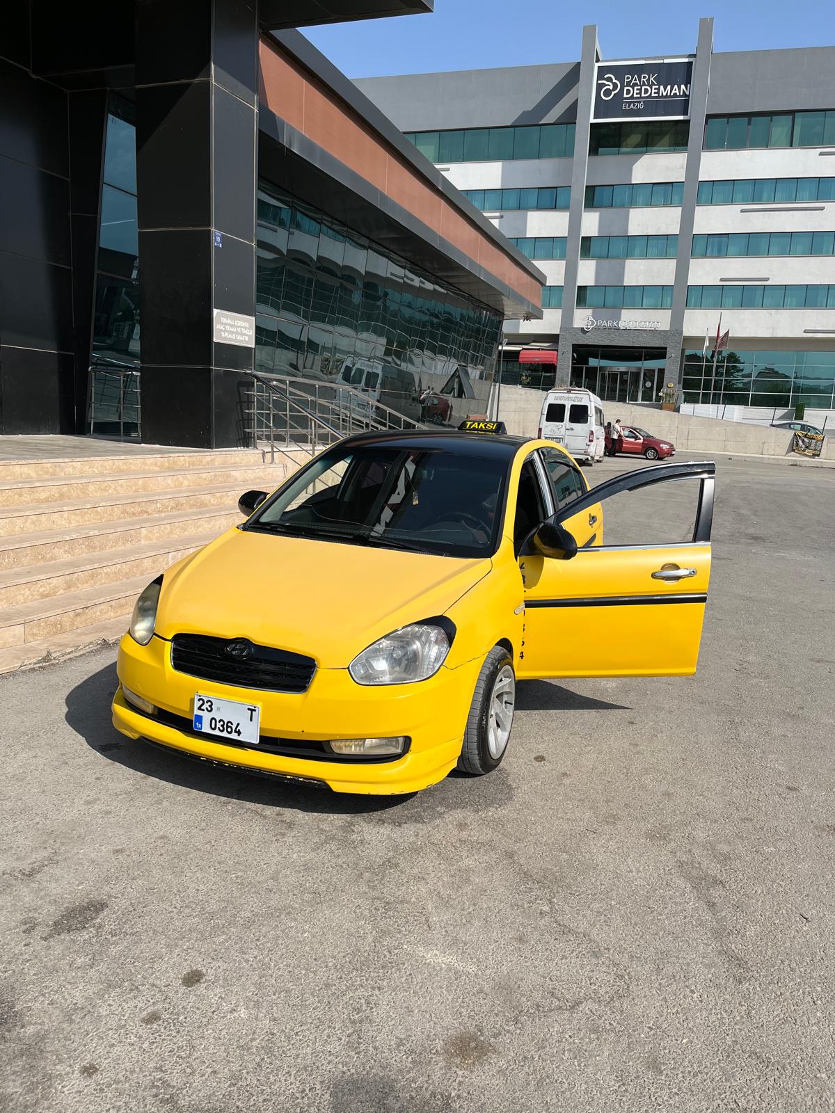 Elazığ 23 Taksi otel önünde